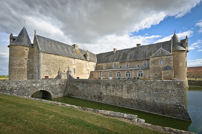 Une rue commercante du centre-ville d'Angouleme