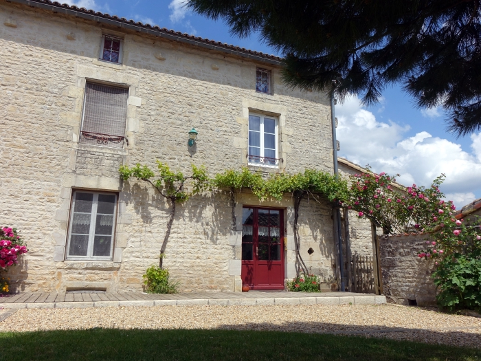 Jardin et façade du gîte de la Tourterelle